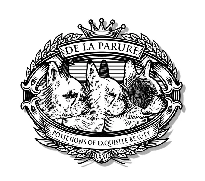 De la Parure crest: three engraved French Bulldog heads under a crown, with the motto “Possessions of exquisite beauty”.